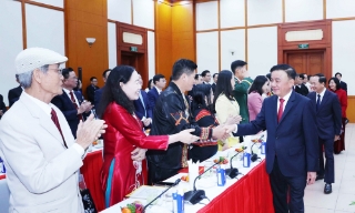 Thường trực Ban Bí thư Trần Cẩm Tú gặp mặt 96 Bí thư chi bộ xuất sắc